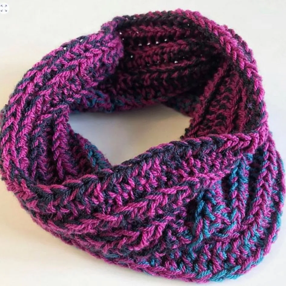 Chunky Crochet Cowl Pattern in Pink and Purple